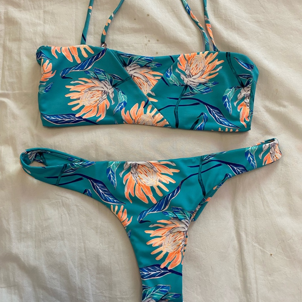 NWOT Protea Set